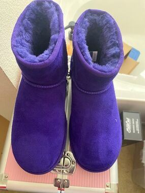 Purple ugg